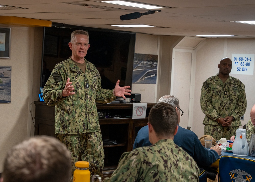 2nd Fleet Commander visits USS Arlington