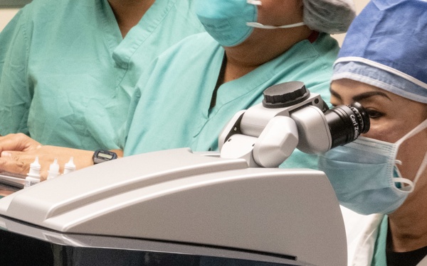 Dr. Suzi Nemmers performs Photorefractive keratectomy (PRK) Surgery