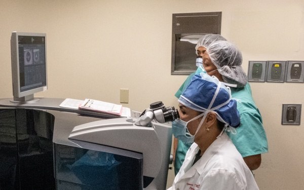 Dr. Suzi Nemmers performs Photorefractive keratectomy (PRK) Surgery