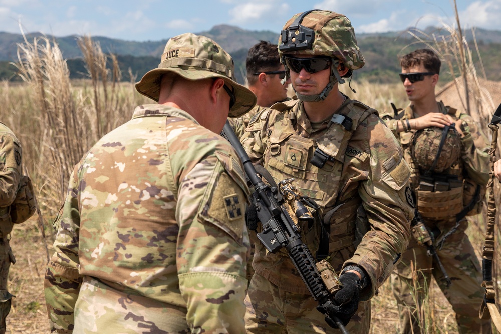 USARPAC infantrymen conduct team live-fire training during Salaknib 2022