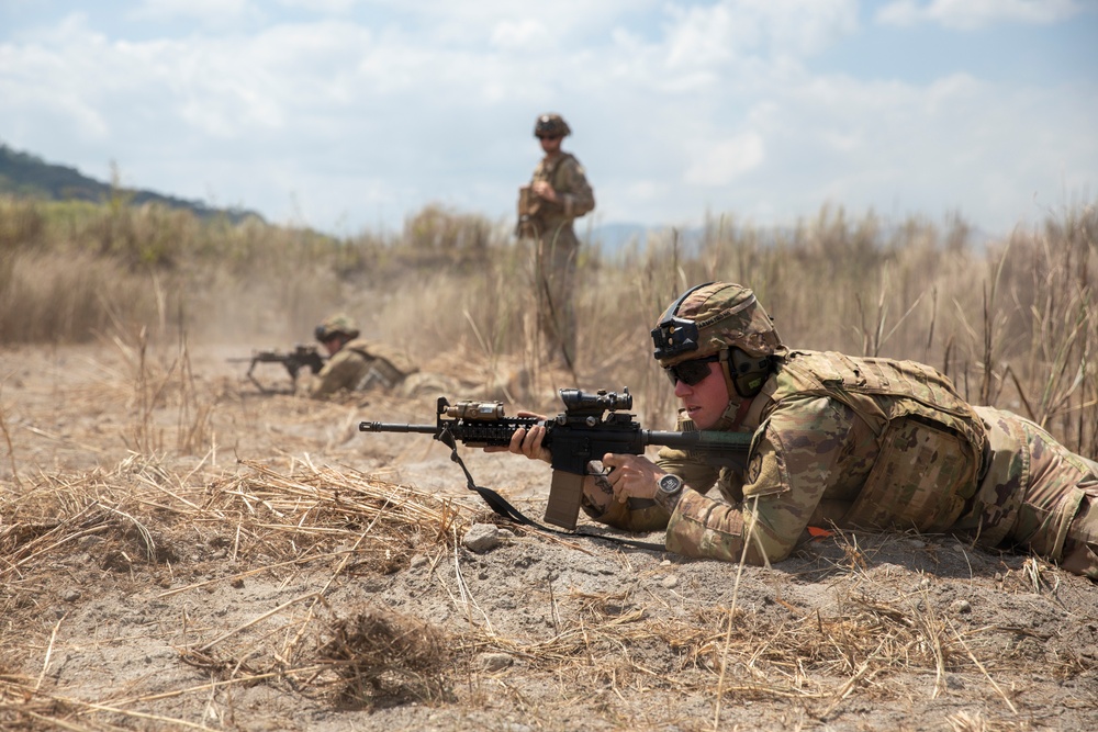 USARPAC infantrymen conduct team live-fire training during Salaknib 2022