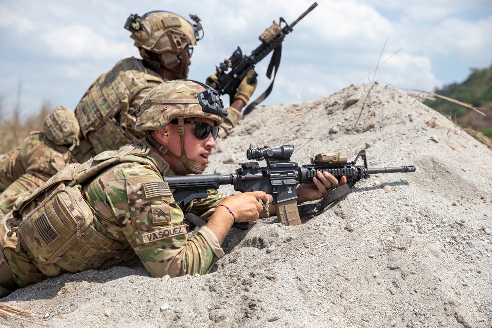 USARPAC infantrymen conduct team live-fire training during Salaknib 2022