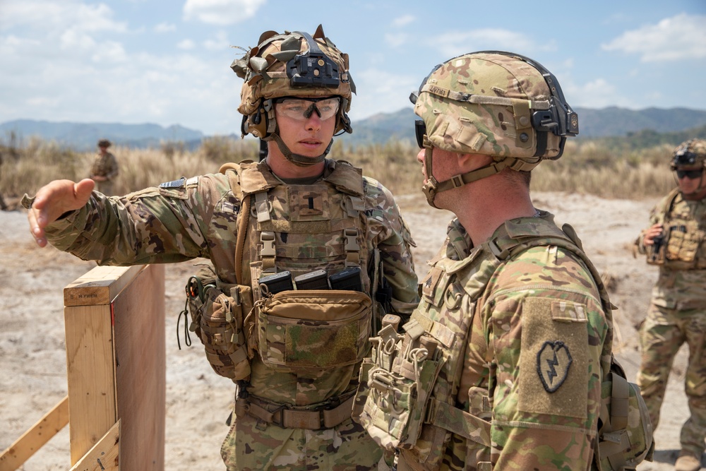 USARPAC infantrymen conduct team live-fire training during Salaknib 2022