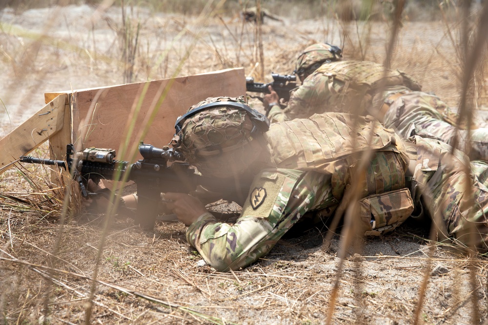 USARPAC infantrymen conduct team live-fire training during Salaknib 2022