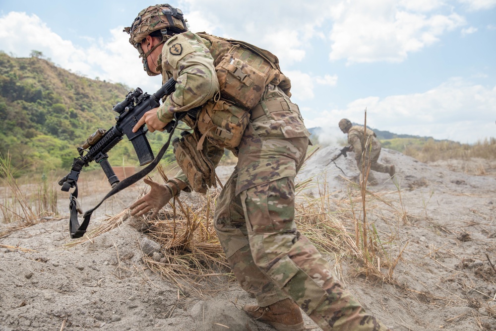 USARPAC infantrymen conduct team live-fire training during Salaknib 2022