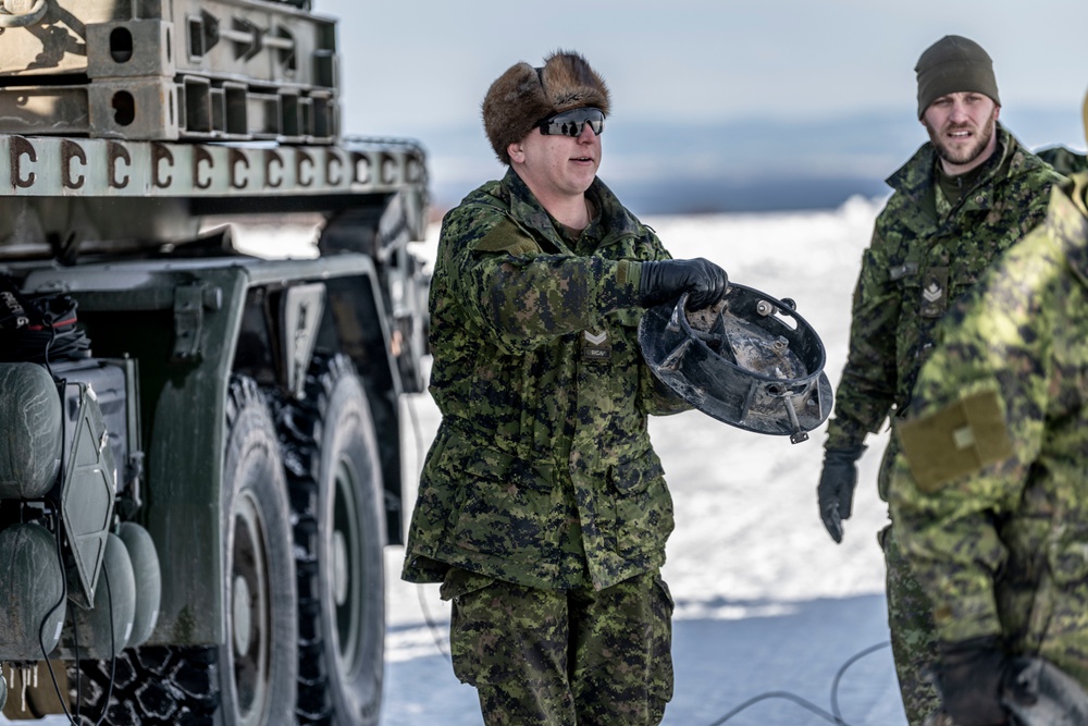 Canadian forces stage MRR during ARCTIC EDGE 2022