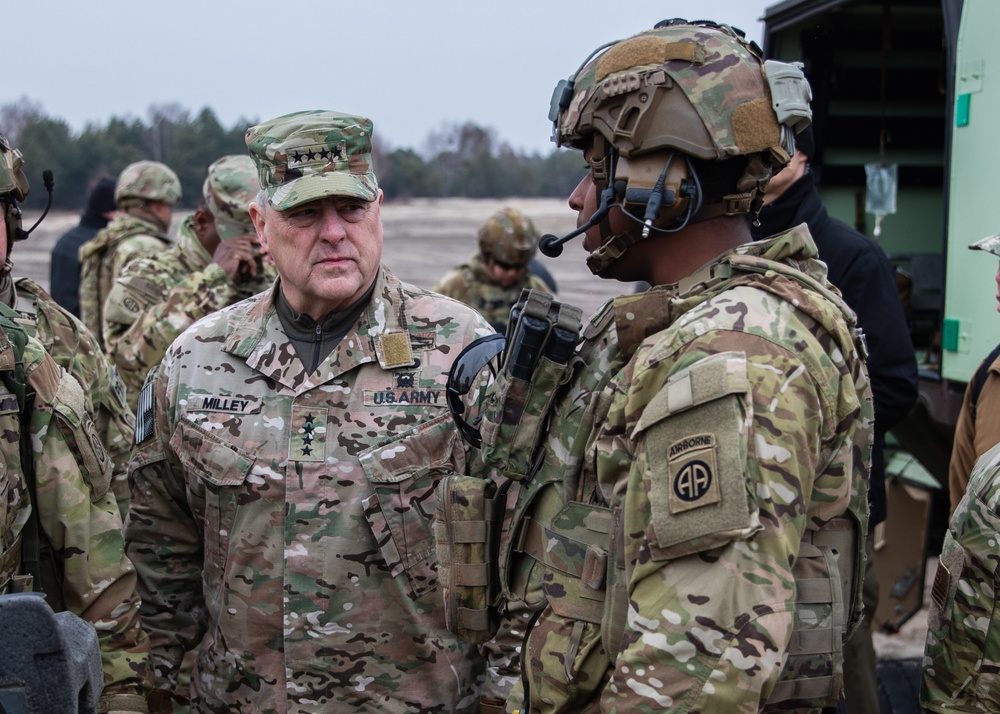 DVIDS - Images - CJCS visits 82nd Airborne Paratroopers in Poland ...