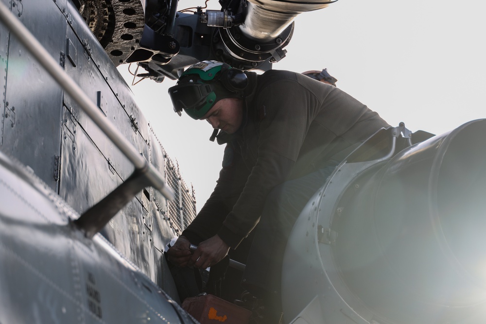 HMH-366 transports Marines around Norway