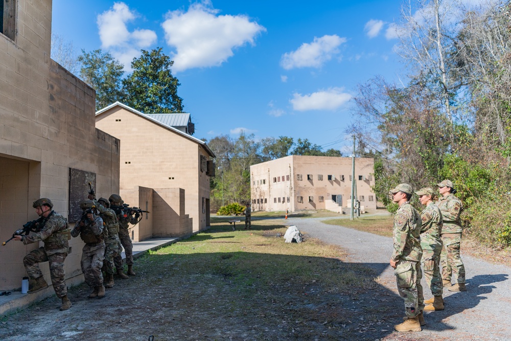 93d AGOW commander visits 822 BDS