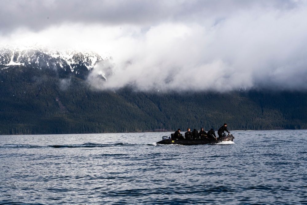 Canadian divers train in Alaska waters