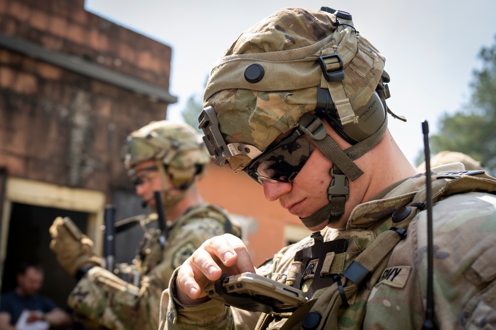 Soldiers Check their Nett Warrior End User Devices