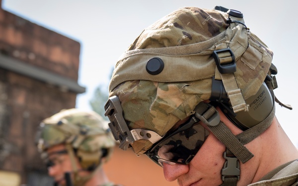 Soldiers Check their Nett Warrior End User Devices