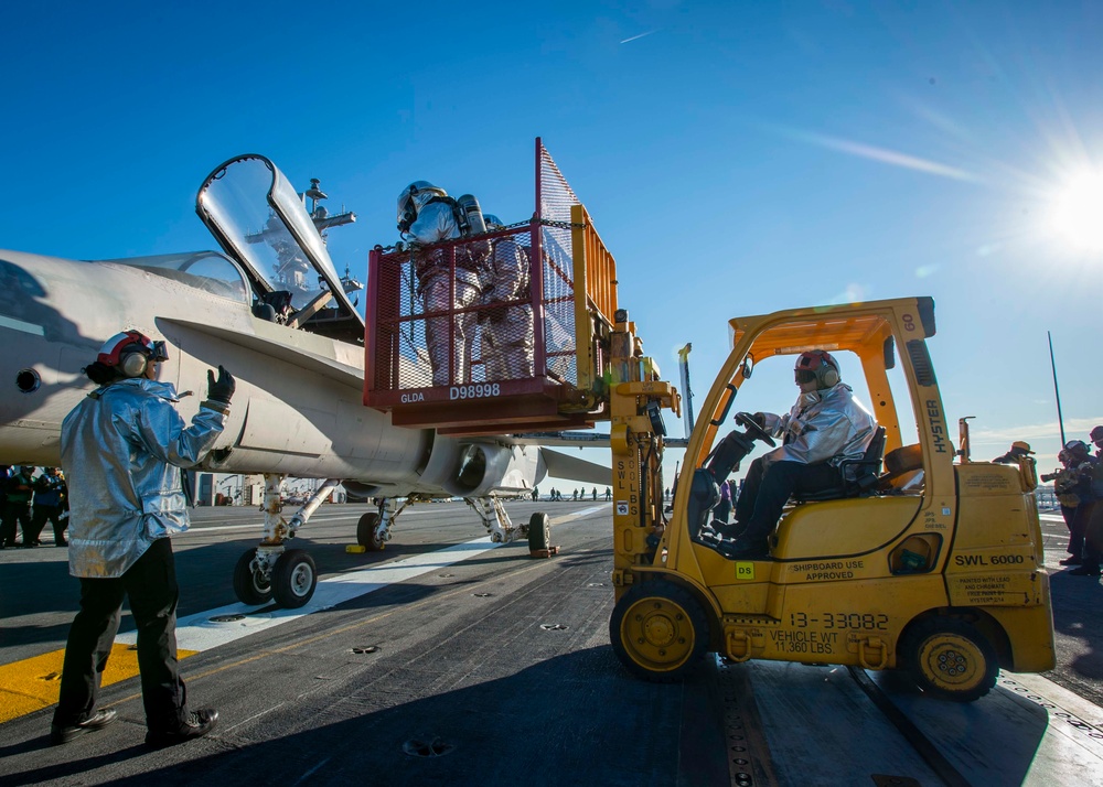 Sailors Simulate Firefighting Techniques