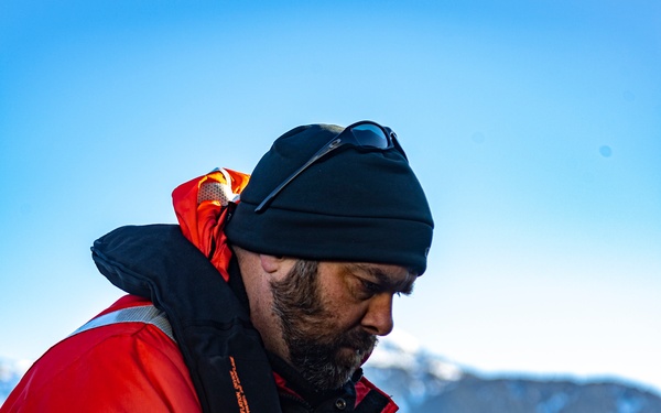 HMCS Brandon supports MCM dives
