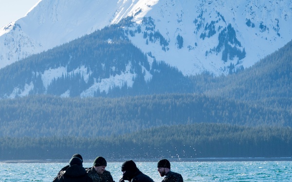 HMCS Brandon supports MCM dives