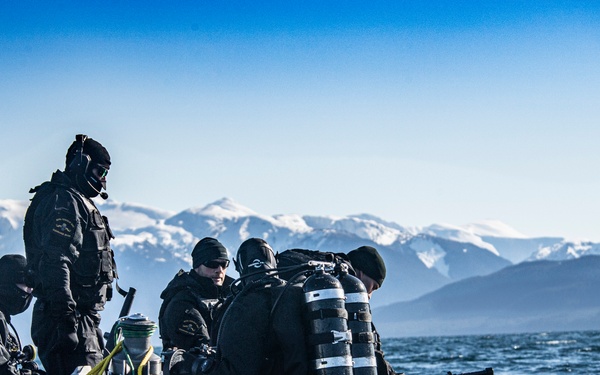 HMCS Brandon supports MCM dives