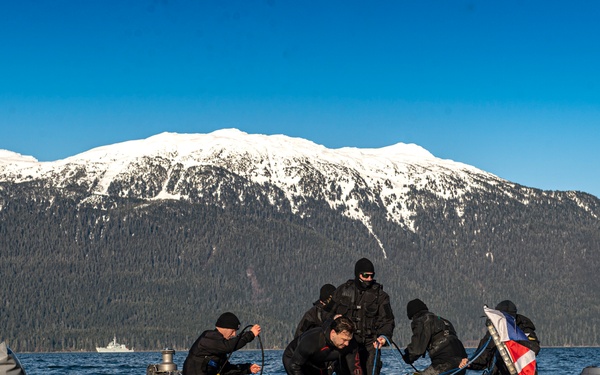 HMCS Brandon supports MCM dive