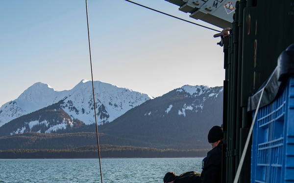 HMCS Brandon supports MCM dives