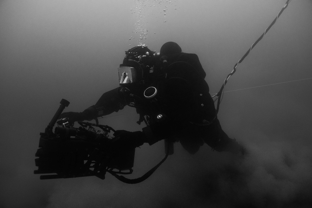 Canadian divers under water for AE22