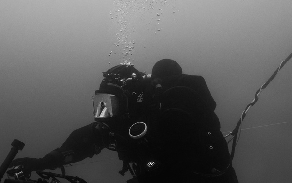 Canadian divers under water for AE22