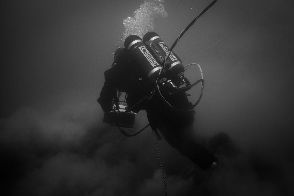 Canadian divers under water for AE22