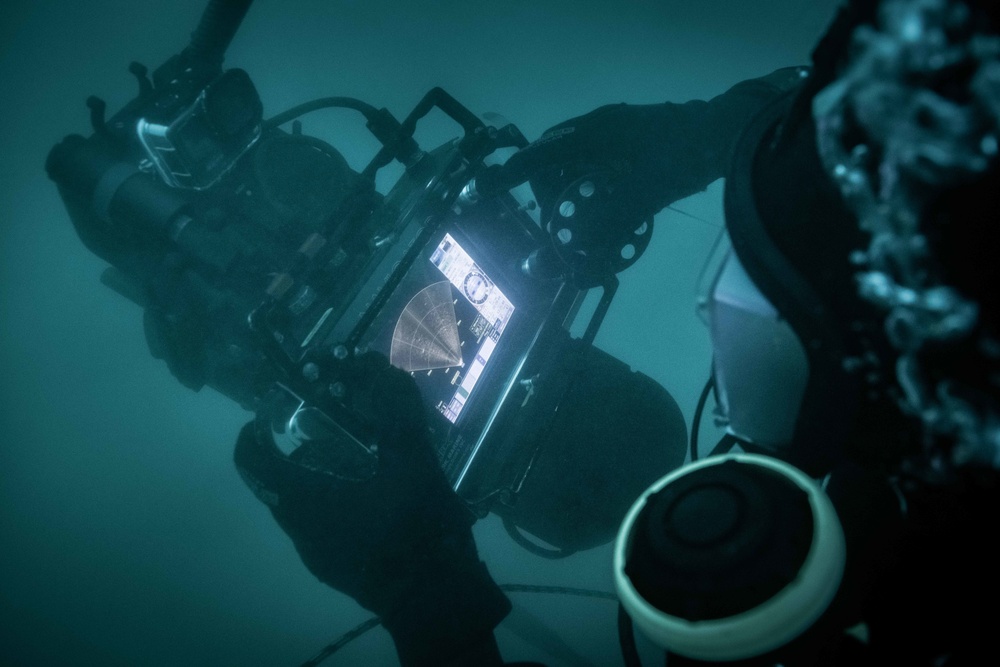 Canadian divers under water for AE22