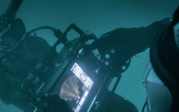 Canadian divers under water for AE22