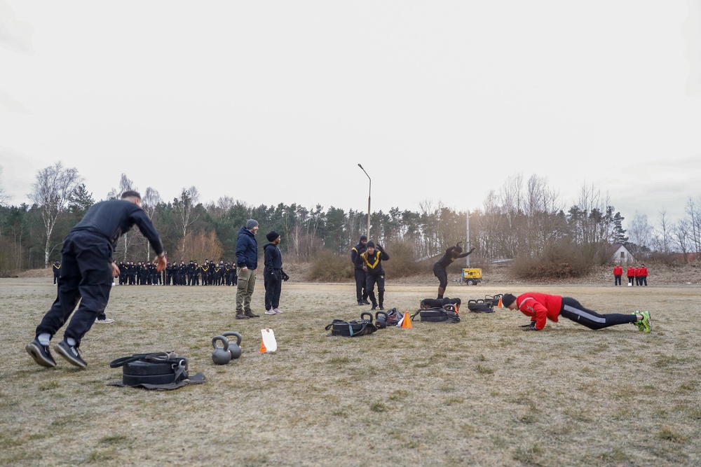 Polish and U.S. Soldiers compete and run together at Skwierzyna