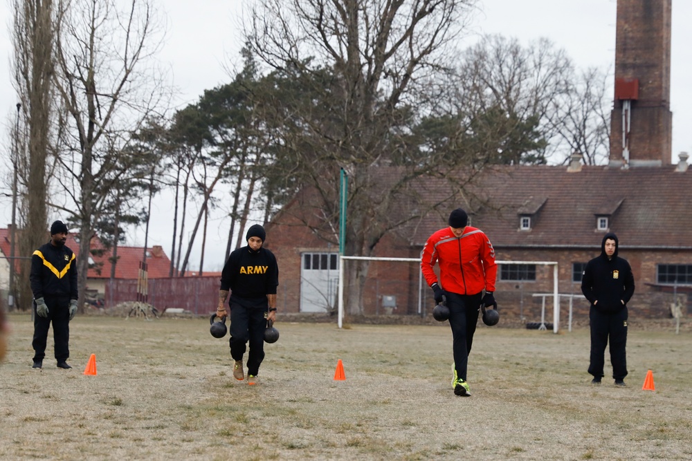 Polish and U.S. Soldiers compete and run together at Skwierzyna