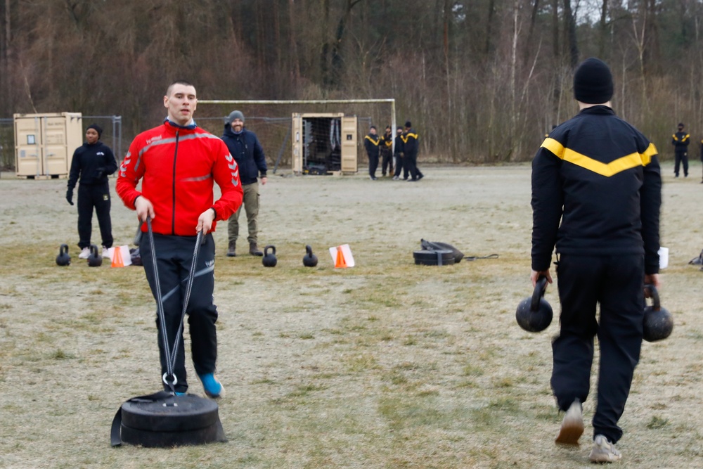 Polish and U.S. Soldiers compete and run together at Skwierzyna