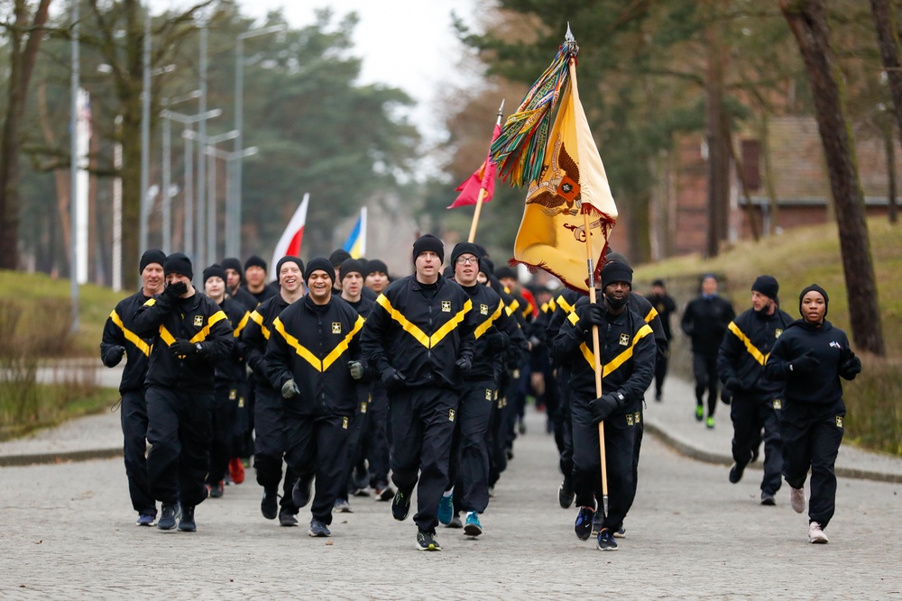 Polish and U.S. Soldiers compete and run together at Skwierzyna