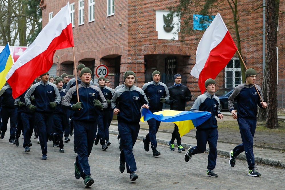 Polish and U.S. Soldiers compete and run together at Skwierzyna