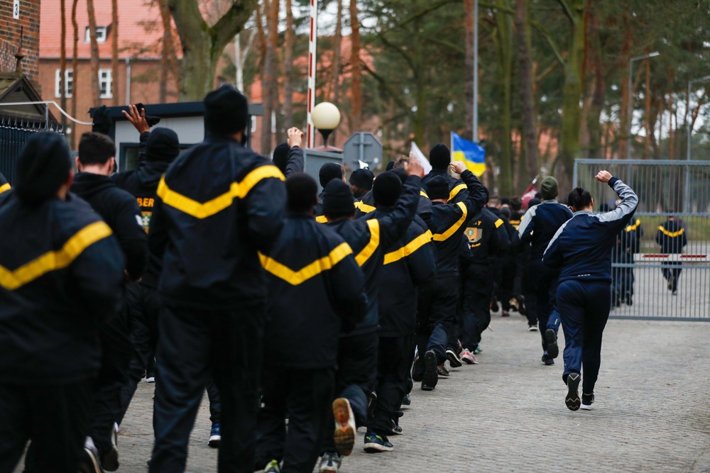 Polish and U.S. Soldiers compete and run together at Skwierzyna