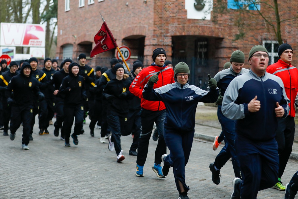 Polish and U.S. Soldiers compete and run together at Skwierzyna