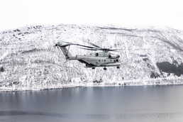 HMH-366 transports Marines across Norway