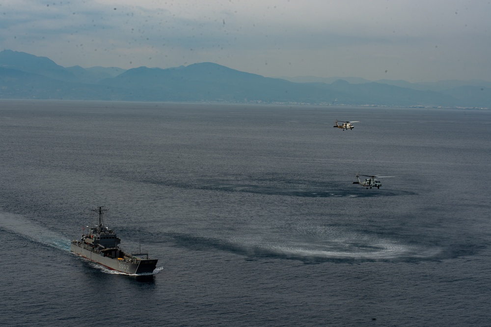 Task Force 70 Helicopter Squadrons Conduct Bi-lateral Training with JMSDF