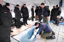 Lt. Gen. Krumm observes UUV testing at ICEX 2022