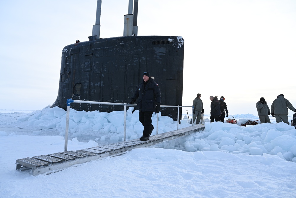 Lt. Gen. Krumm visits USS Illinois (SSN 786)