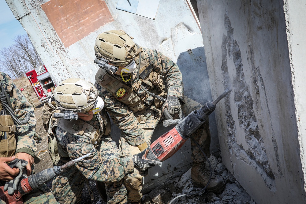 Cbirf trains with the 911th Technical Rescue Engineer Company at Ft. Belvoir