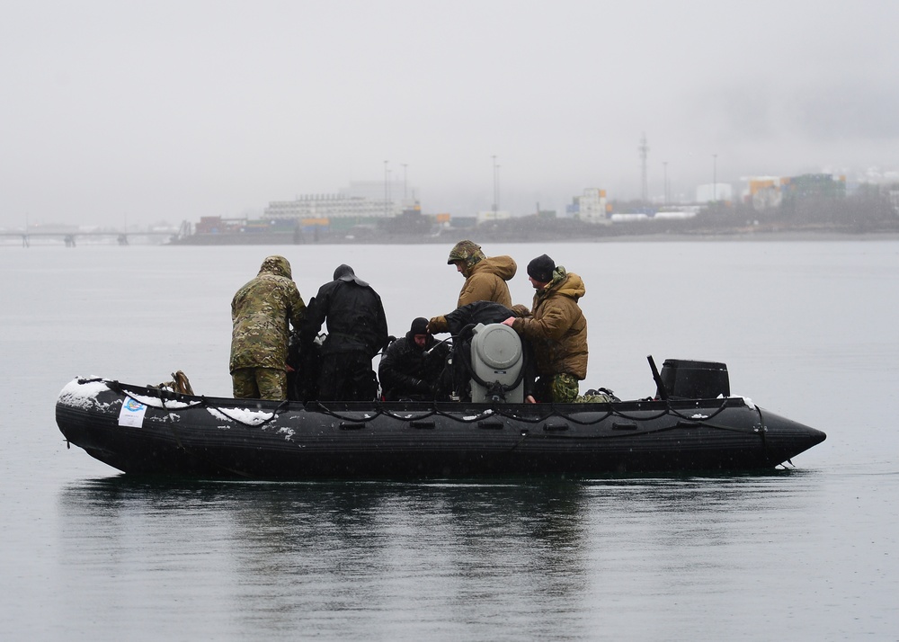 Navy EODMU-1 dives in Gastineau Channel