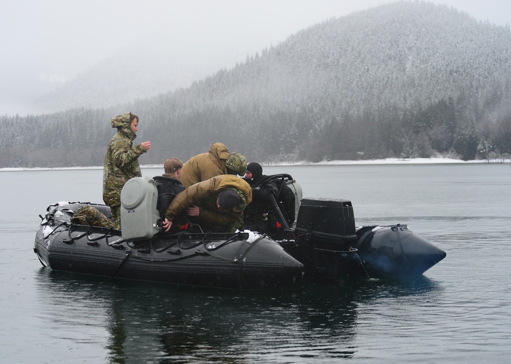 Navy EODMU-1 dives in Gastineau Channel