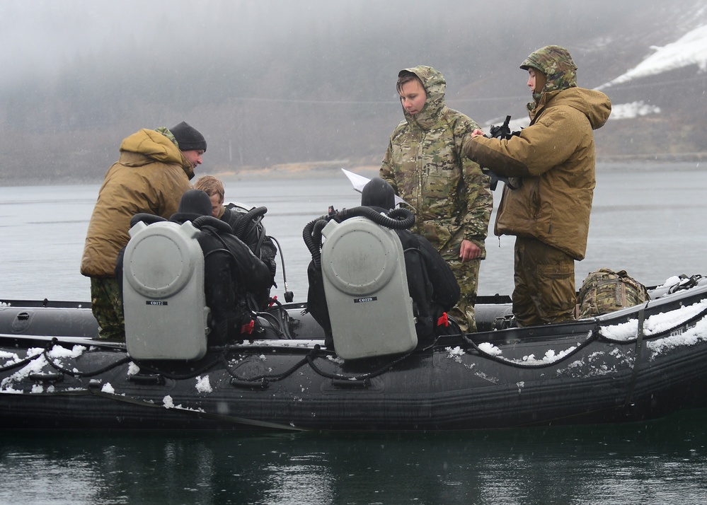 Navy EODMU-1 dives in Gastineau Channel