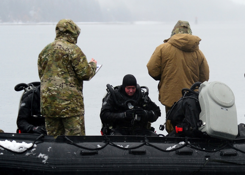 Navy EODMU-1 dives in Gastineau Channel