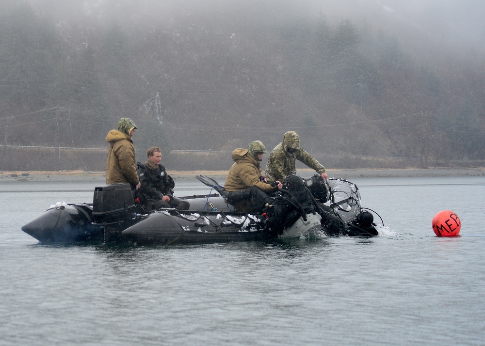 Navy EODMU-1 dives in Gastineau Channel