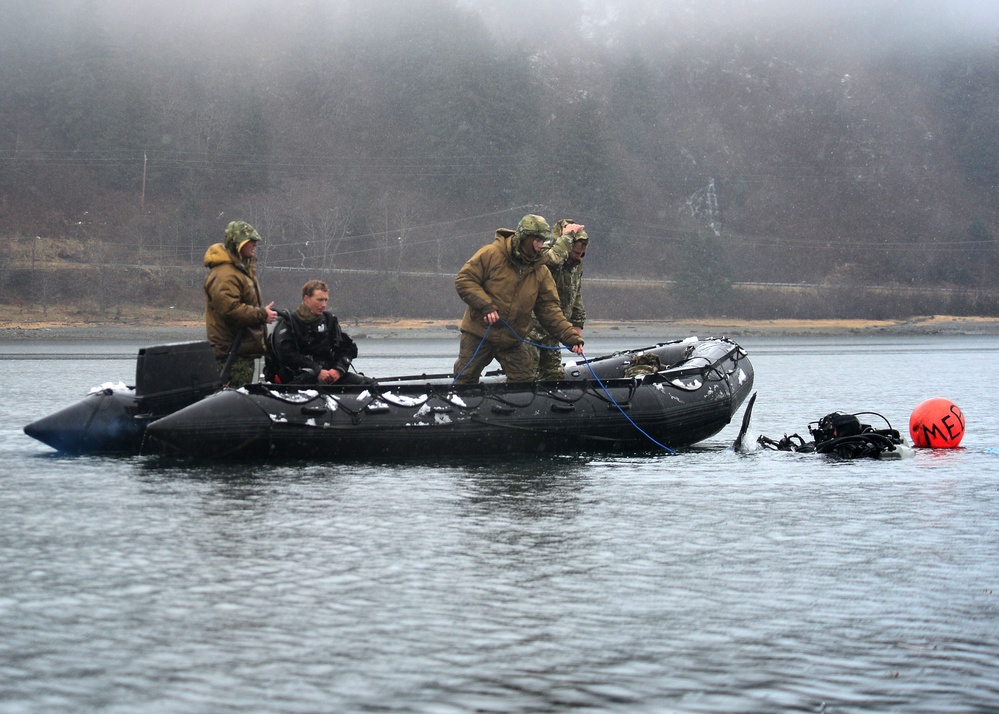 Navy EODMU-1 dives in Gastineau Channel