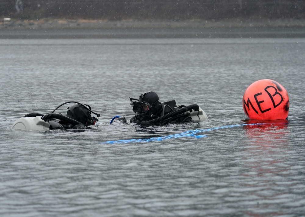 Navy EODMU-1 dives in Gastineau Channel