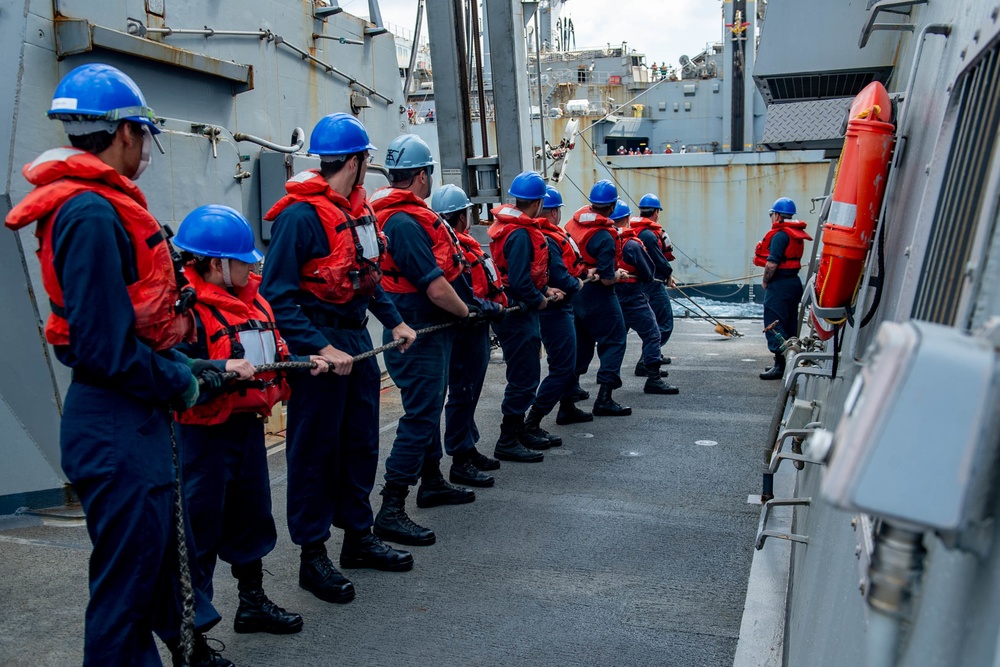 Spruance conducts RAS with USNS Alan Shepard