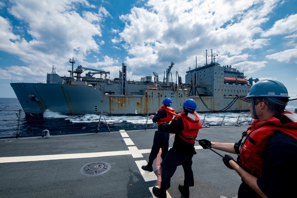 Spruance conducts RAS with USNS Alan Shepard