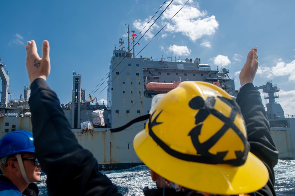 Spruance conducts RAS with USNS Alan Shepard