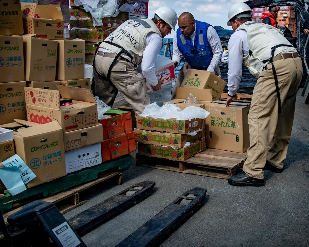 Spruance conducts RAS with USNS Alan Shepard